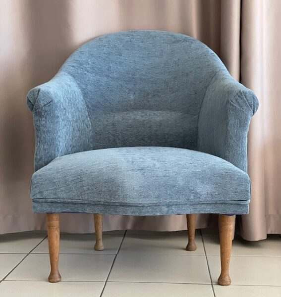 Transformation d'un meuble (fauteuil bleu) par un créateur couturier proche de Montpellier
